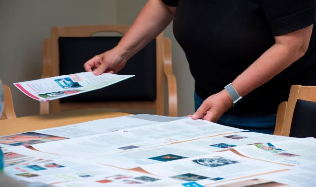 Beiträge und Artikel fürs Akzent Magazin auf einem Tisch.