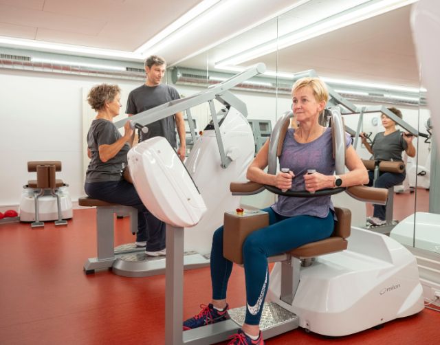 Menschen beim Krafttraining mit Geräten