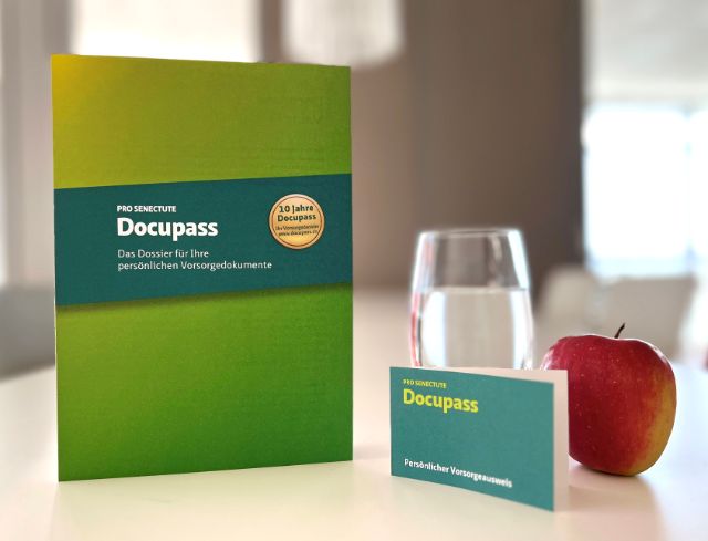 Der neue Docupass wird auf einem Tisch präsentiert.