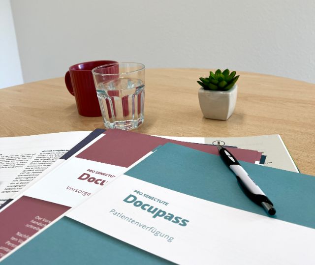 Auf dem Tisch liegen Docupass, Patientenverfügung und Vorsorgeauftrag.