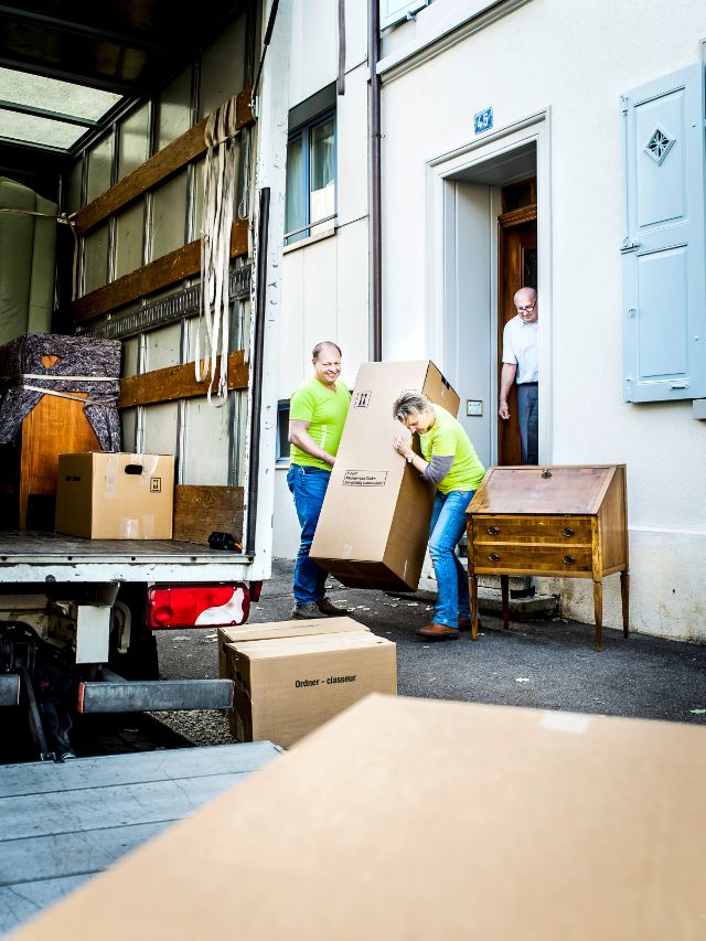 pro Senectute Mitarbeiter bieten Umzugshilfe für Klienten
