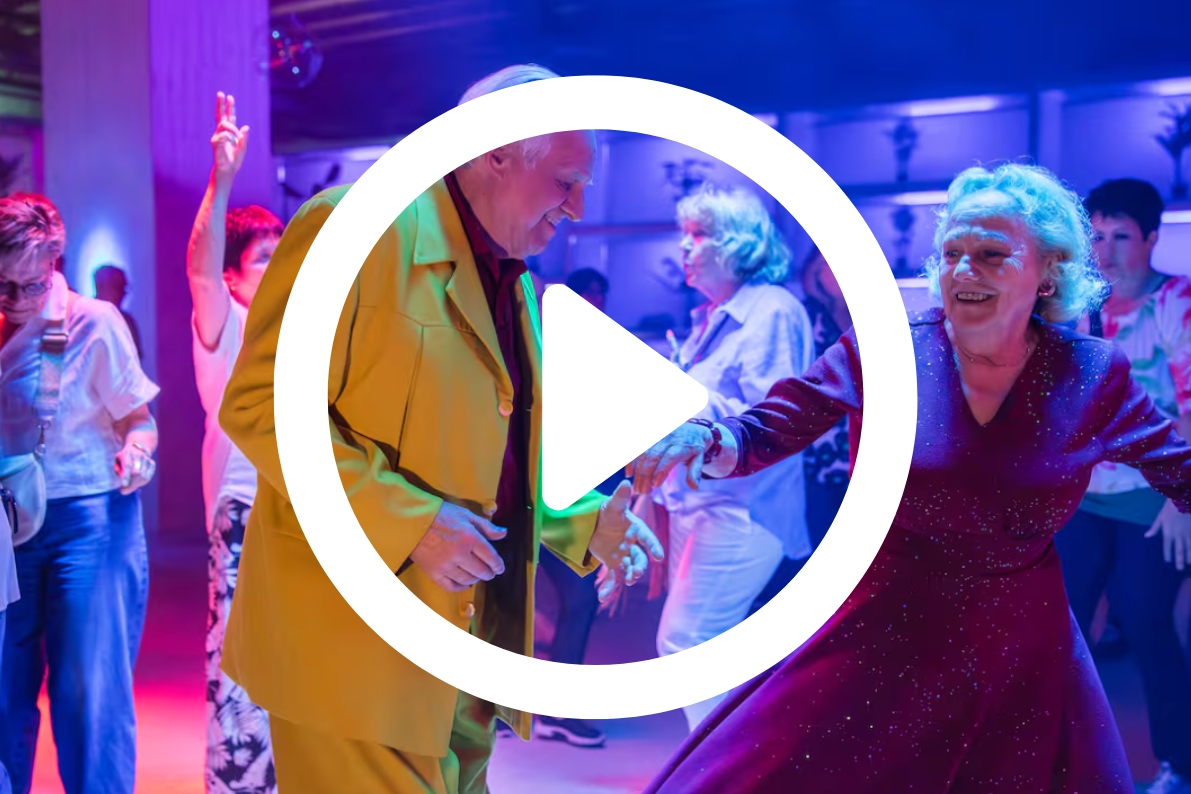Tanzende ältere Menschen an der ESC Disco 60+