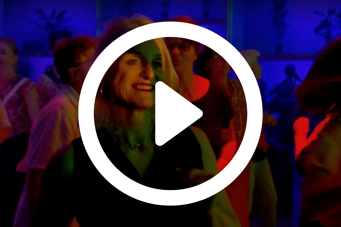 Ältere Leute tanzen an der ESC Disco 60+