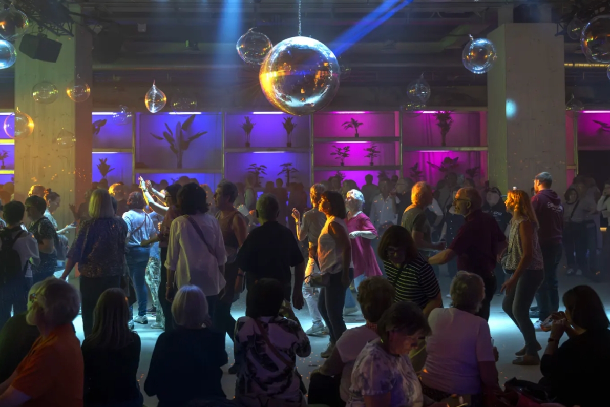 Ältere Menschen tanzen an der ESC Disco 60+